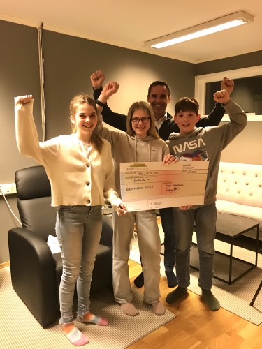 ! VINNERNE: Signe Haug Koksvik, Tiril Nordheim Moljord,  og Eivind Sehl Mrch fra Nordbygdene Skole mottar gavesjekk p 5000 kroner fra Skue Sparebank, representert ved Tony Kjl